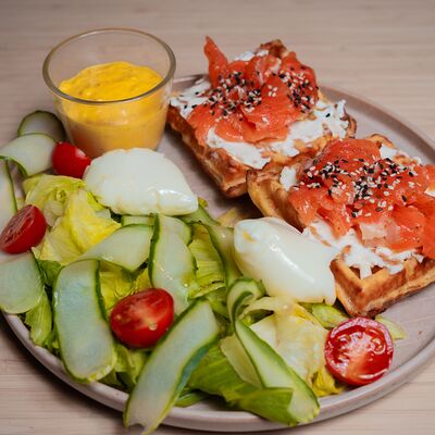 Картофельные вафли с семгой и творожным сыром в Green Dog по цене 1038 ₽
