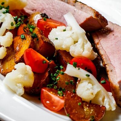 Филе утки с молодым картофелем и цветной капустой в The Legend 84 по цене 999 ₽