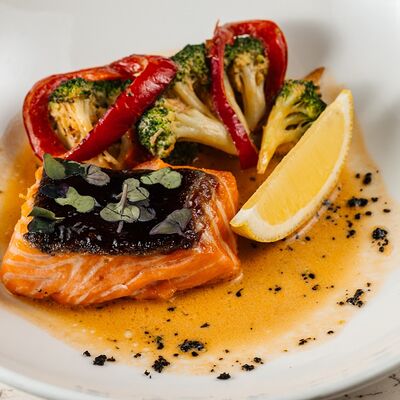 Стейк из форели с овощами в Just Bar & Kitchen по цене 1700 ₽