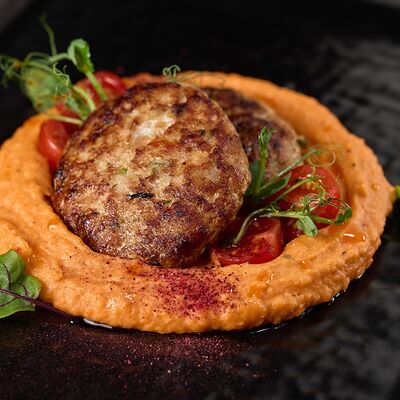 Котлеты из цыпленка с томатно-картофельным пюре в Арт по цене 550 ₽