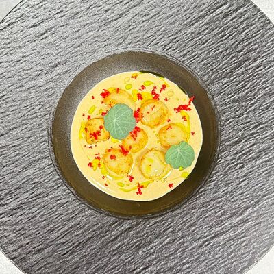 Сахалинские гребешки с соусом из белых грибов в Западный сад ! по цене 900 ₽