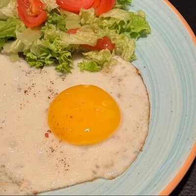 Яичница из двух яиц в Патисари по цене 216 ₽