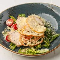 Цезарь с куриным бедромв Костер