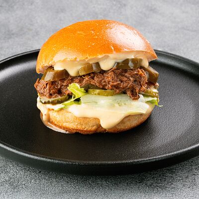 Бургер с рваной говядиной BBQ в Holy Hotdoggers по цене 960 ₽