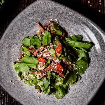 Битые огурцы с языком, подкопчённой мраморной говядиной и фисташками в Чо? Капчо! по цене 550