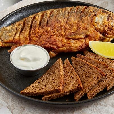 Жареный карась с бородинским хлебом и сметаной в ЕрмолаевЪ Охота и Рыбалка по цене 480 ₽