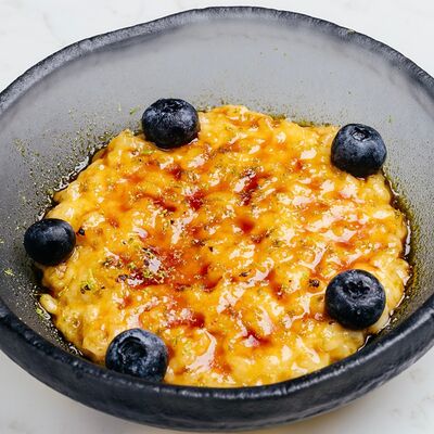 Рисовая каша с манго, ягодой и карамельной корочкой в Hello Wine по цене 430 ₽