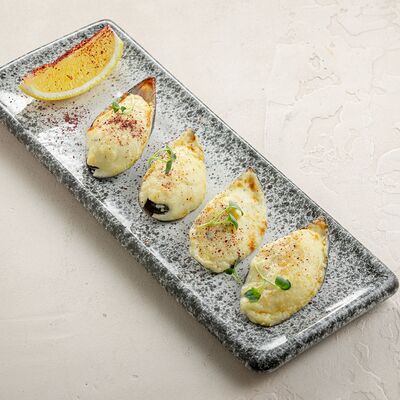 Запечённые мидии под соусом 4 сыра в Brasserie Kriek по цене 880 ₽