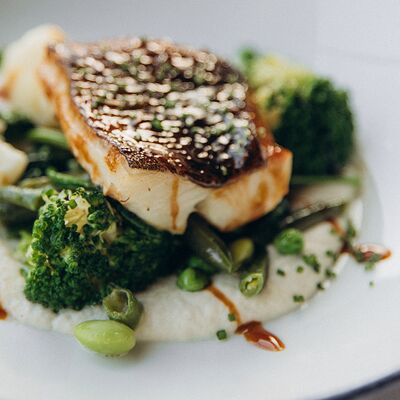 Палтус с кремом из цветной капусты с зелеными овощами в Sava по цене 1290 ₽