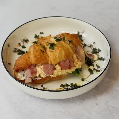 Круассан с беконом и скрэмблом в Gagarin Coffee & Kitchen по цене 420 ₽