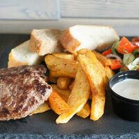 Бизнес-порция с бифштексом куриным, пюре, салатом в Карэ