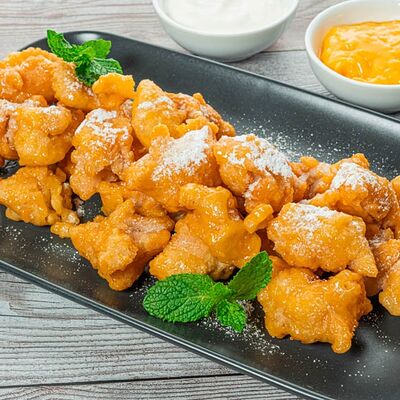 Баурсаки с манго джемом и сметаной в Yunga Tim Fish & Grill по цене 840 ₽