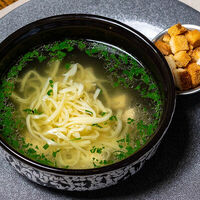 Куриная лапша с перепелиным яйцом и пшеничными гренками в Уголёк