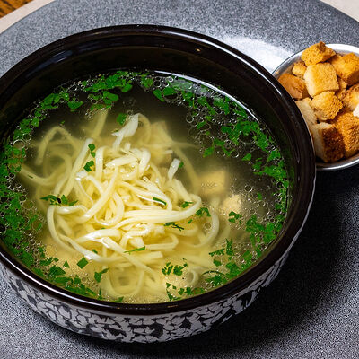 Куриная лапша с перепелиным яйцом и пшеничными гренками в Уголёк по цене 290 ₽