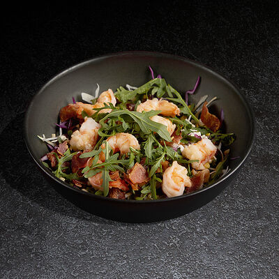 Хрустящий салат с креветками, беконом и карамельным арахисом в Frank by Баста по цене 670 ₽