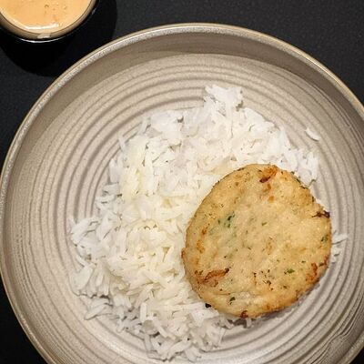 Рыбная котлета с рисом басмати и сливочным соусомв Нобель по цене 280 ₽