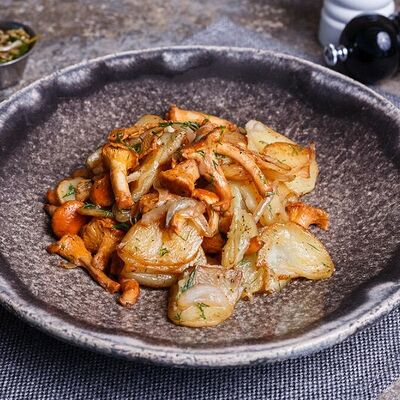 Жареный картофель с лисичками и зеленью в Маймун по цене 450