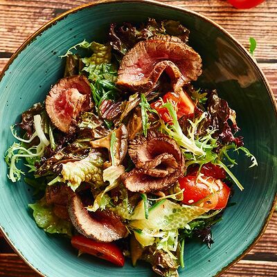 Салат с маринованным мясным ростбифом в Chocolate по цене 590 ₽