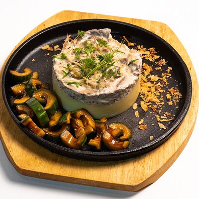 Бефстроганов с картофельным пюре в Harats pub по цене 990 ₽