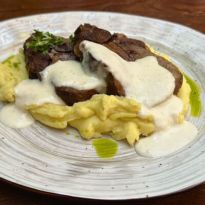 Говяжий язык с картофельным пюре с соусом радиш в Houdini по цене 36 р.