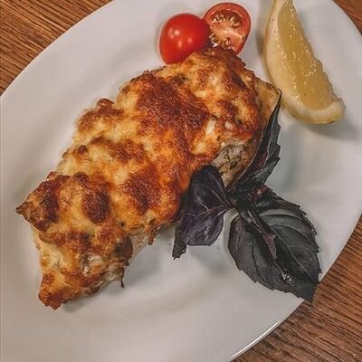 Запеченный судачок с шампиньонами под сыром в Соль & Перец по цене 627 ₽