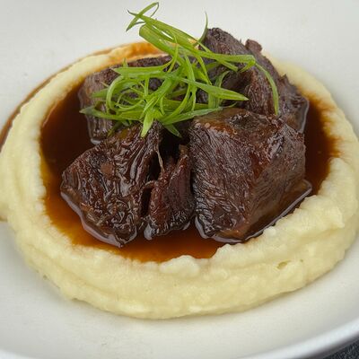 Говяжьи щечки с картофельным пюре в По Чесноку по цене 881 ₽