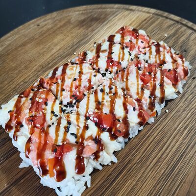 Суши-пицца с лососем в ГансРолл по цене 495 ₽