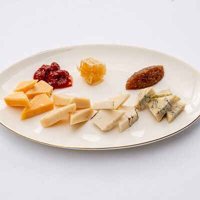 Ассорти сыров в Lui по цене 2900 ₽