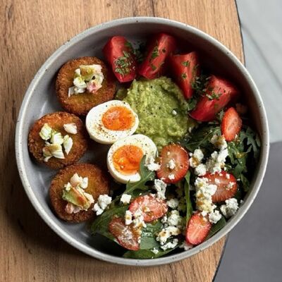 Крокеты из краба с клубникой и томатом в Chinch по цене 1490 ₽