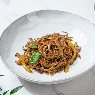 Гречневая лапша с овощами, кешью и соевым соусом в Ribambelle по цене 850 ₽