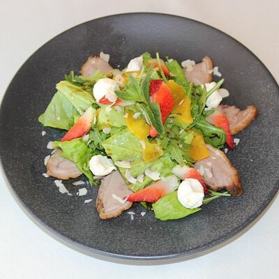 Салат с утиной грудкой в Каравелла по цене 400 ₽