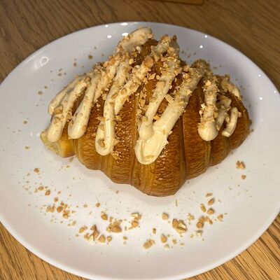 Круассан с арахисовым муссом в 11/47 Bakery по цене 390 ₽