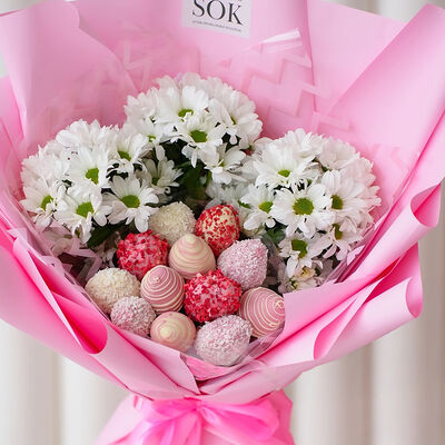 Букет клубники в шоколаде с кустовой хризантемой №17в SOK - клубника в шоколаде по цене 5990 ₽