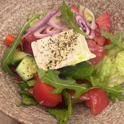 Шопский салат с брынзой в Острова по цене 490 ₽