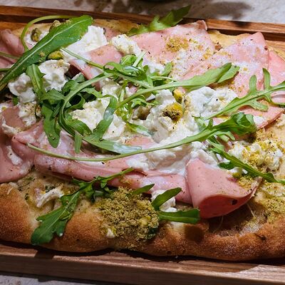 Pinsa Romano с мортаделлой, страчателлой и фисташковым пестов AI Fiori по цене 780 ₽