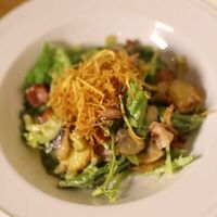 Салат с копчеными колбасками, беконом и картофелемв Луи