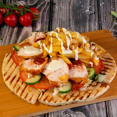 Гирос куриный на тарелке в Армвкус по цене 560 ₽