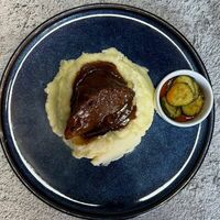Говяжья щека с картофельным пюре в Гастропапы