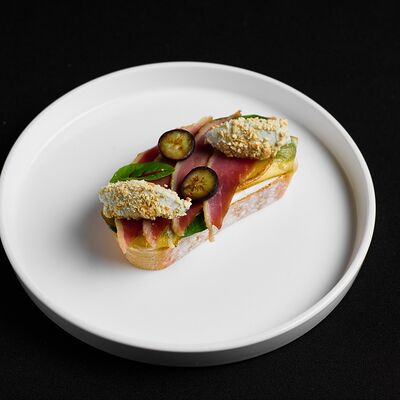 Брускетта с вяленой уткой в сливочном соусе и карамелизированной грушей под соусом дорблю в Level kitchenbar по цене 440 ₽