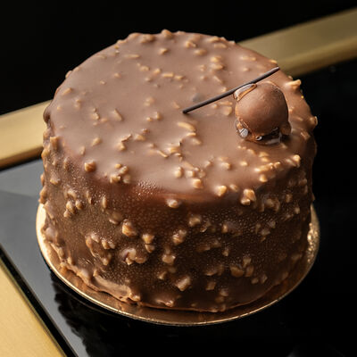 Пирожное бисквитное с фундуком, соленой карамелью и сырным кремом в La Maison гастробутик по цене 650 ₽