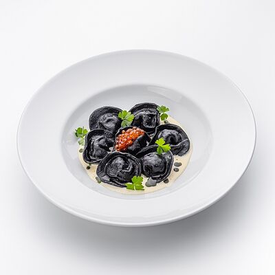 Пельмени с начинкой из тунца. Подаются с голландским соусом, томатами черри и красной икрой в The Brasserie по цене 650 ₽