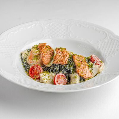 Спагетти с морепродуктами со сливками и соусом песто в Карин по цене 1200 ₽