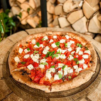 С Моцареллой и базиликом в Сыроварня по цене 780