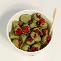 Малина в белом шоколаде с матчей свежемороженая в Клубникисс