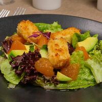 Салат с жареным камамбером и хурмой в Ле Марш