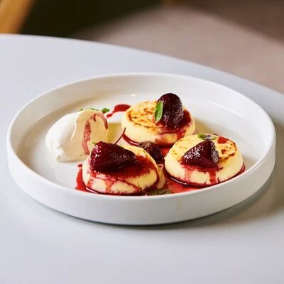 Сырники с клубничным конфи в Forest по цене 610 ₽