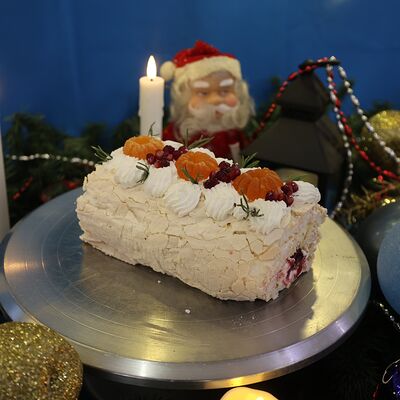 Рулет меренговый с клюквойв Пряно-Румяно по цене 900 ₽