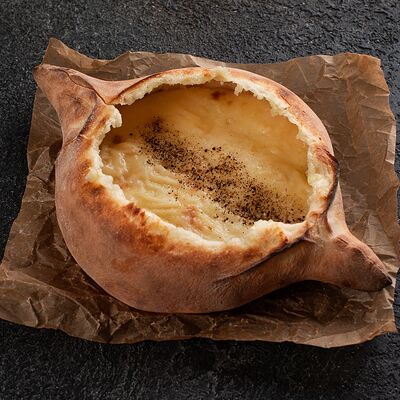 Аджарская лодочка с картофелем, сыром и черным перцем Xl в Tsomi по цене 740 ₽