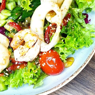 Салат тайский с креветками и кальмаром в Чехов сад по цене 930 ₽