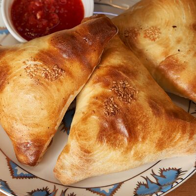 Самса с тыквой и мясом халяль в Беш манты по цене 179 ₽